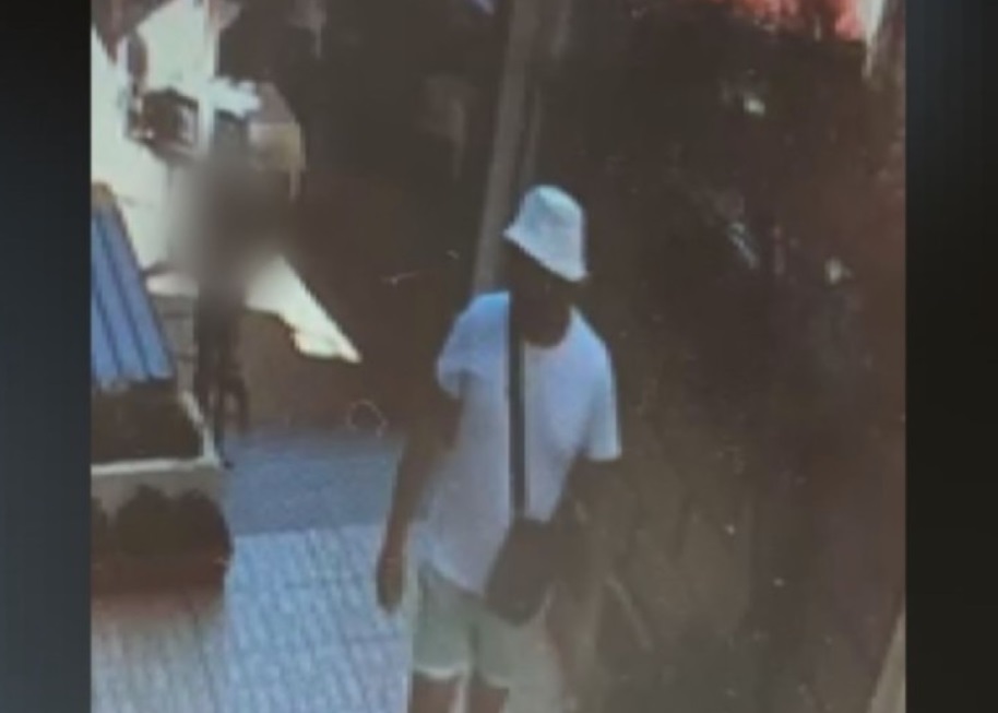 Семейство обра сервитьорка в ресторант в Приморско