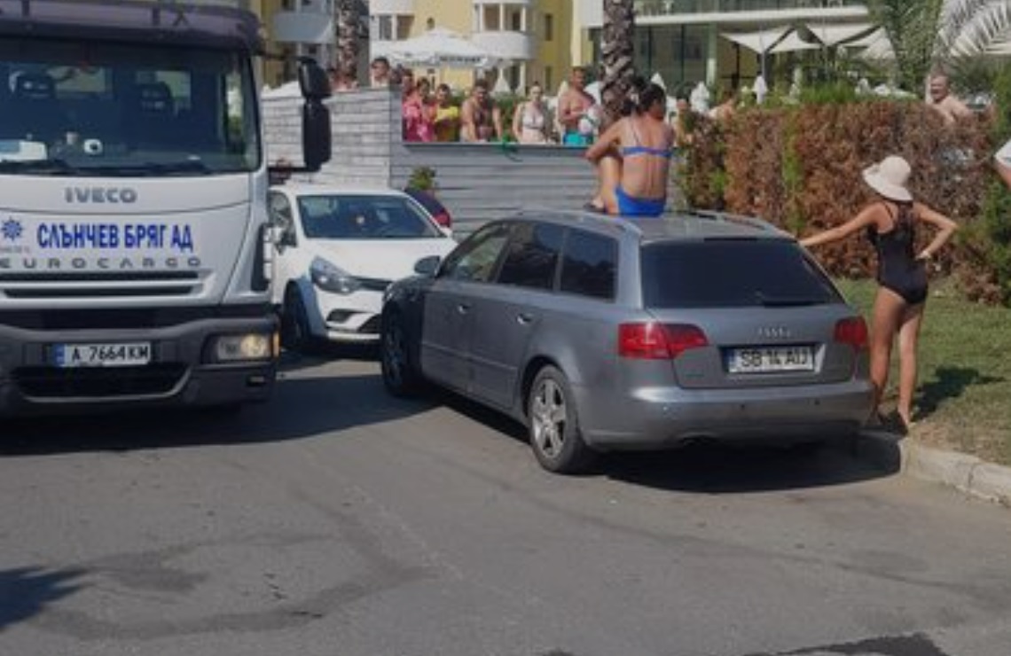 Ето как румънска туристка брани колата си от паяка в Слънчев бряг (ВИДЕО)