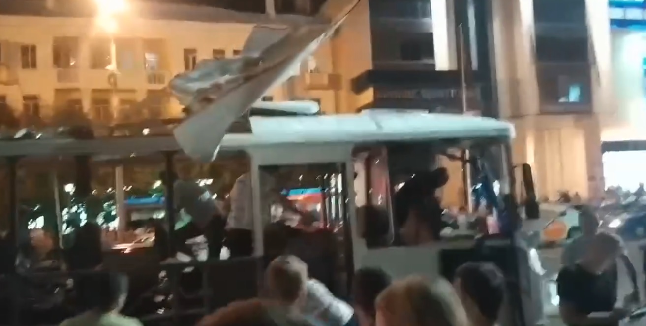 Aвтобус на градския транспорт се взриви в Русия, има жертва и ранени (ВИДЕО)