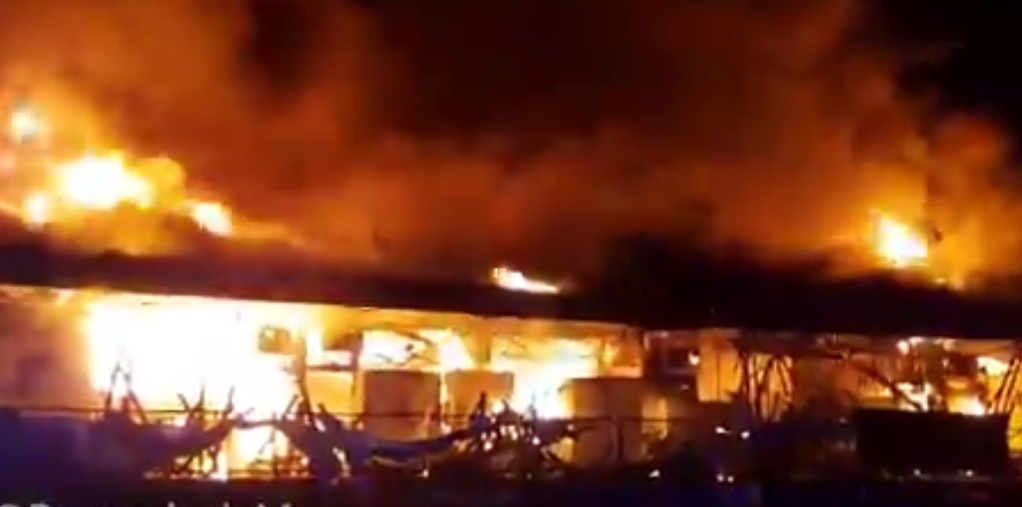 Пожар изпепели търговски център в Сърбия (СНИМКИ И ВИДЕО)