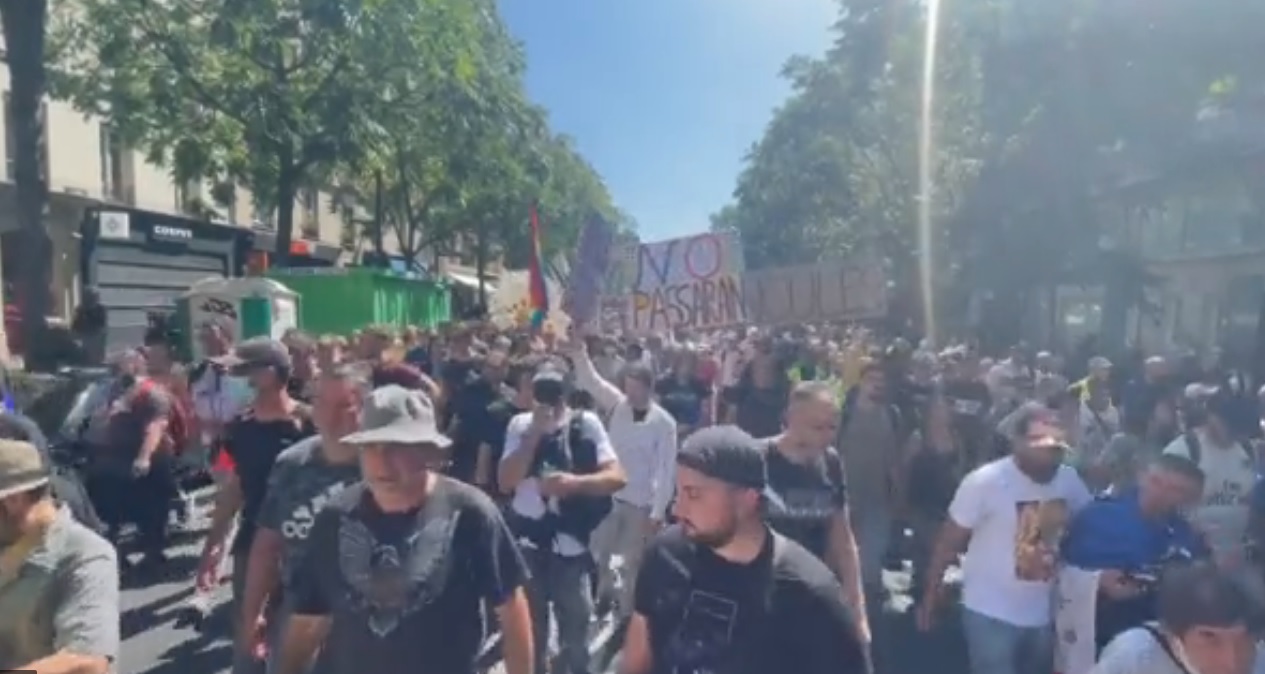 Хиляди на протест във Франция срещу COVID сертификатите (ВИДЕО)