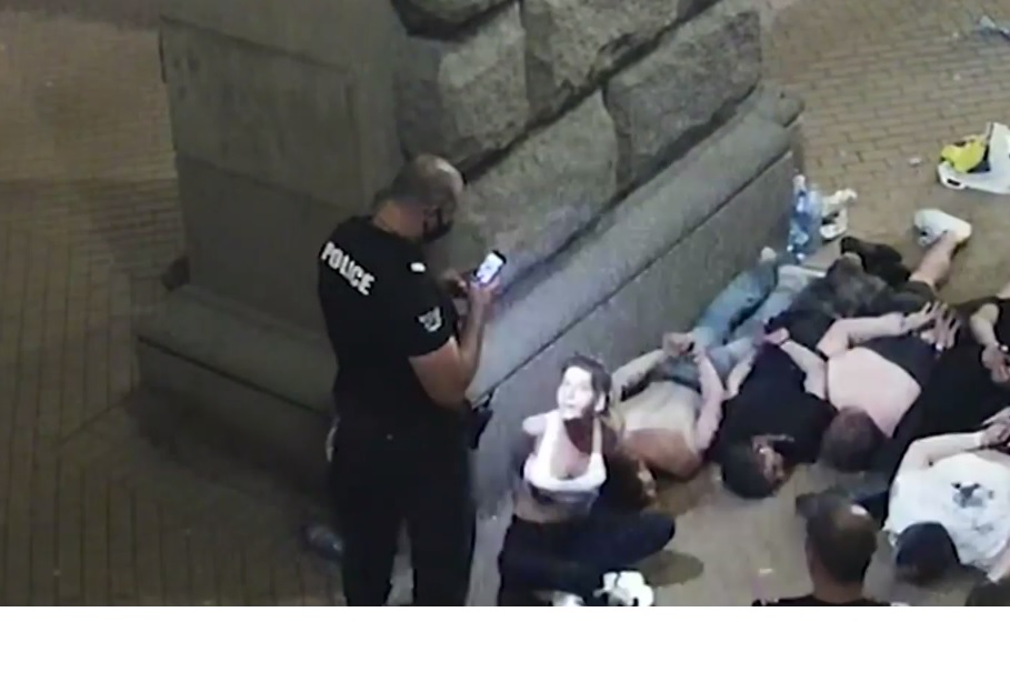 Парламентът заседава извънредно заради полицейското насилие