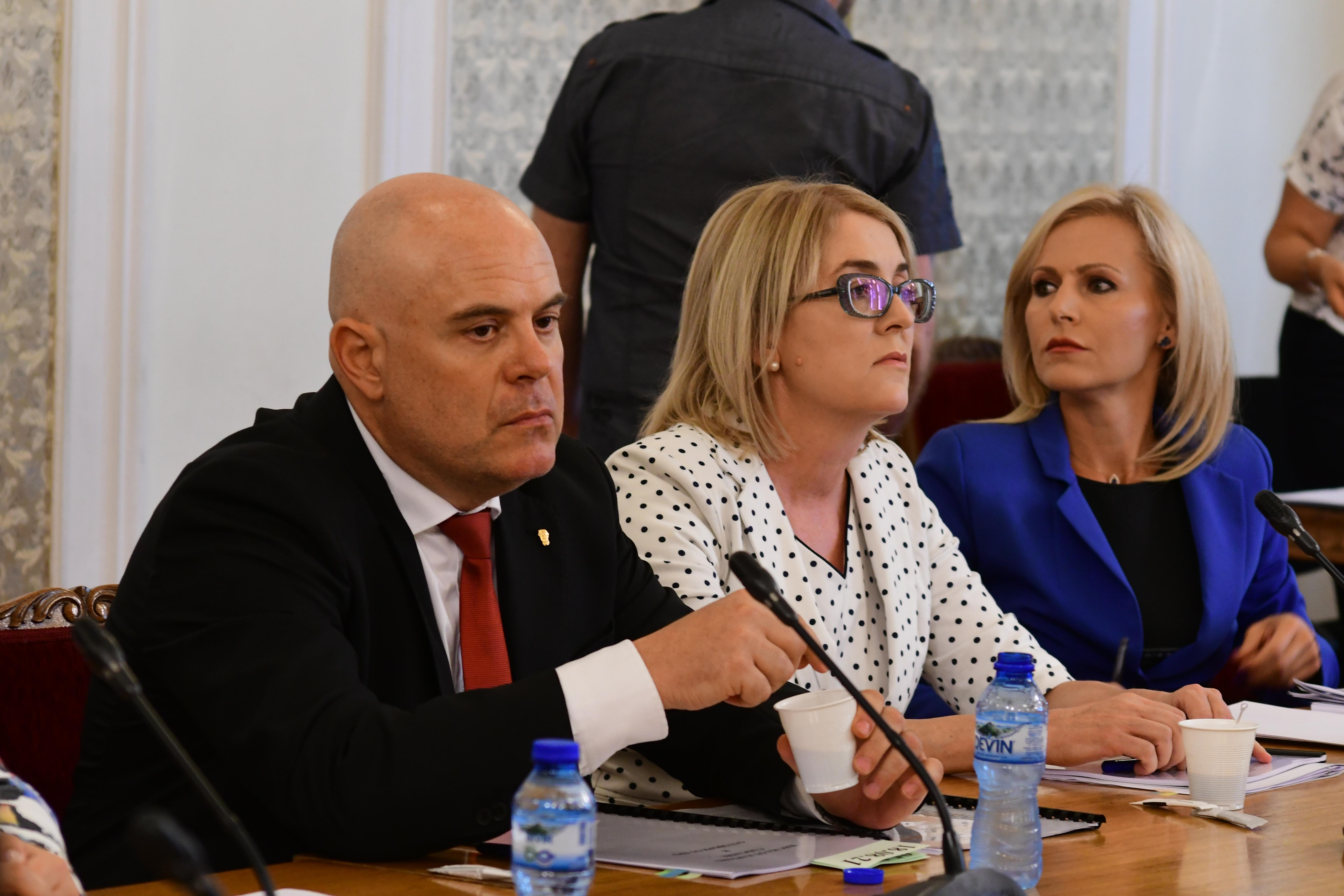 Главният прокурор за побоя под колоните на МС: Нямам данни досъдебното производство да е прекратено (НА ЖИВО)