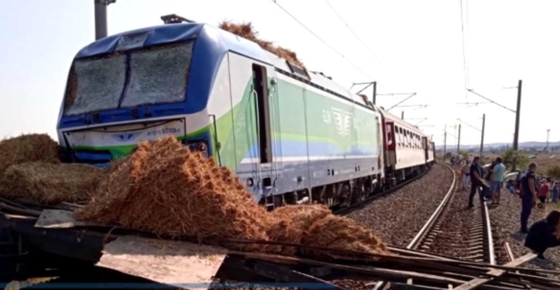 Бързият влак от Бургас за София блъсна камион на жп прелез