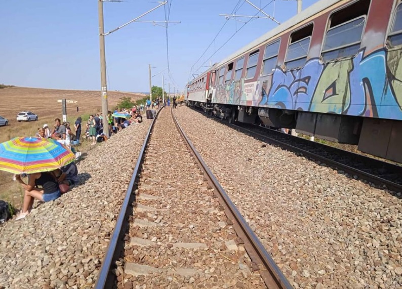 Извозиха пътниците от катастрофиралия влак след 5 часа под слънцето