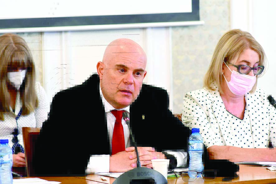 Гешев атакува в КС текстове от парламентарния правилник (обзор)