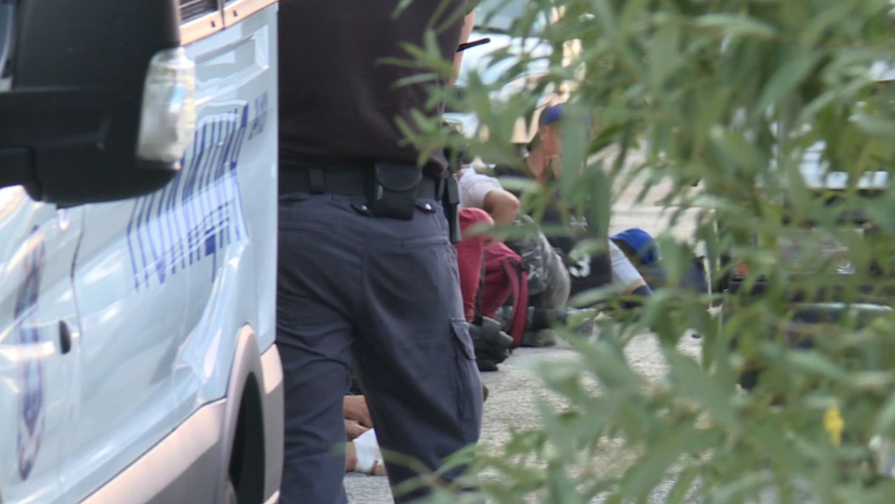 Заловиха поне 20 бежанци в каросерията на камион в София