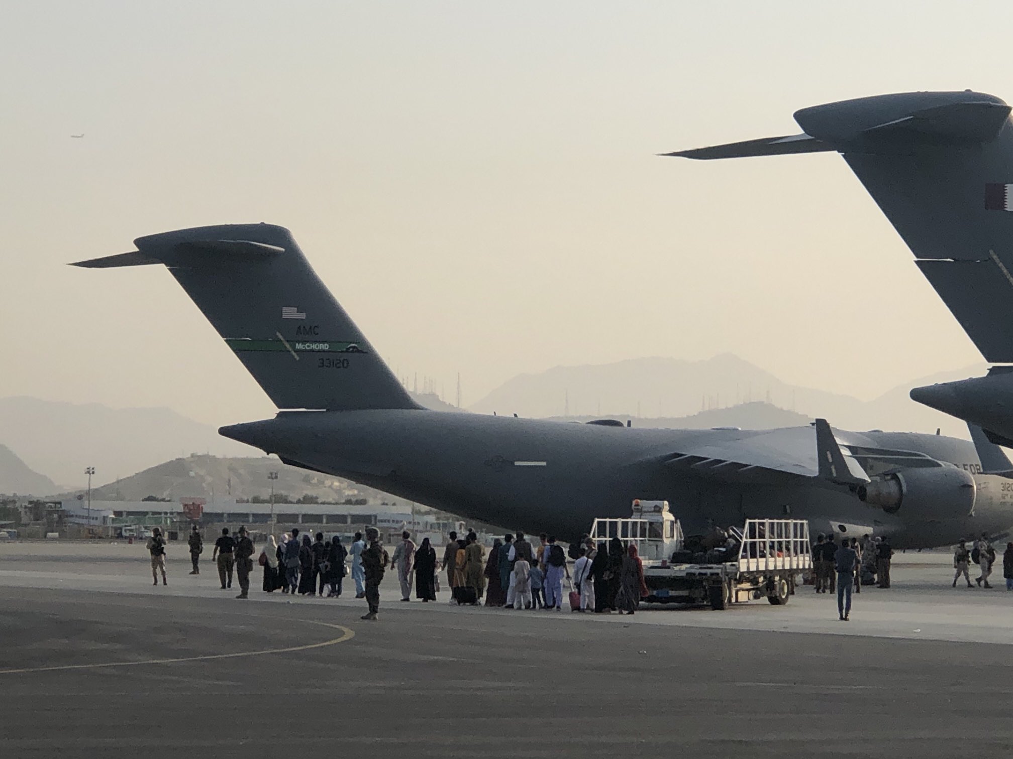 Полша спира полетите за евакуация от Кабул