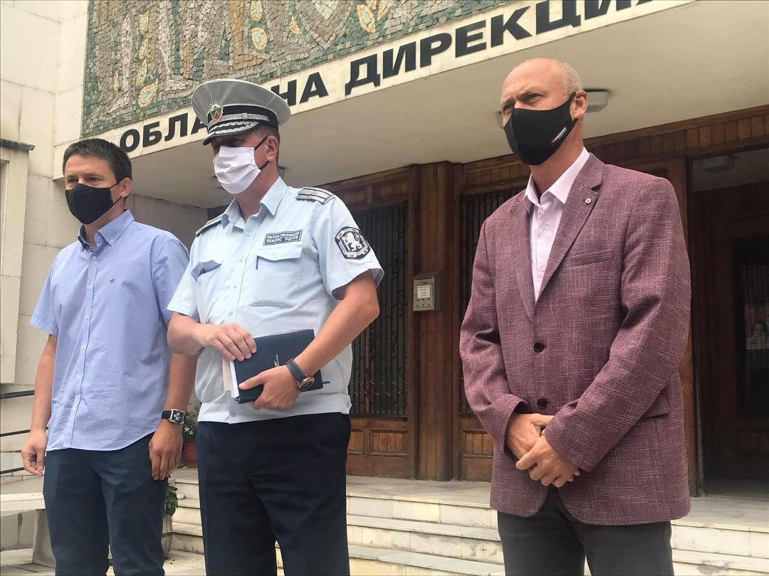 Деца лягат на „зебра“, изпробват шофьорите (обзор)