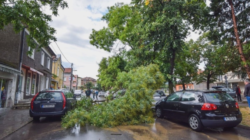 Проливен дъжд с градушка в Павел баня