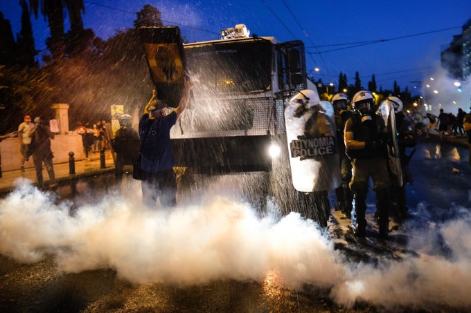 Сблъсъци между демонстранти срещу задължителните ваксини за медици и полиция в Атина