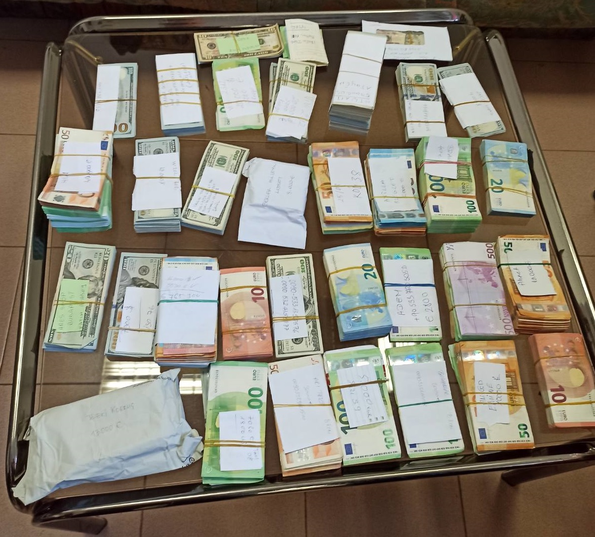 Митнически служители откриха недекларирани 187 700 евро и 188 100 долара