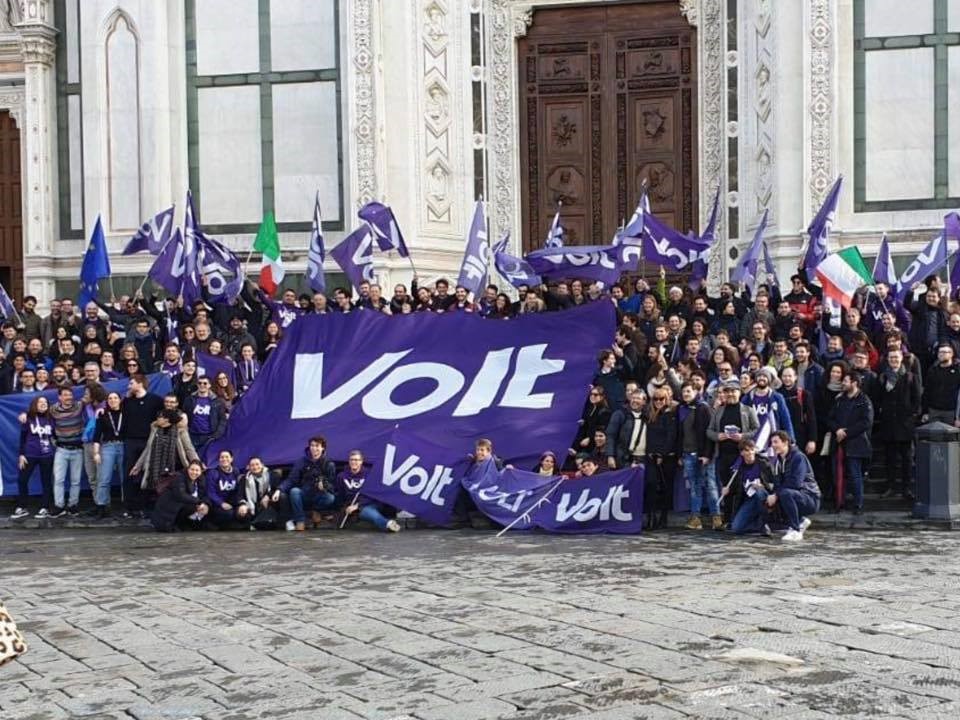 "Изправи се" започна да се люспи