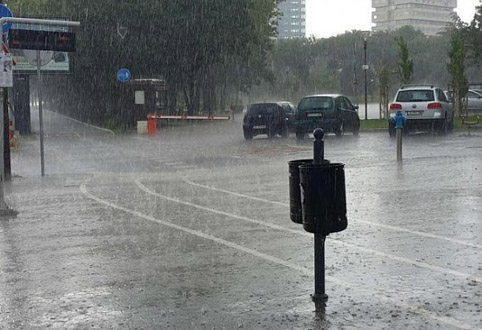 Предпоследно ниво на опасност за лошо време е обявено в 32 френски департамента