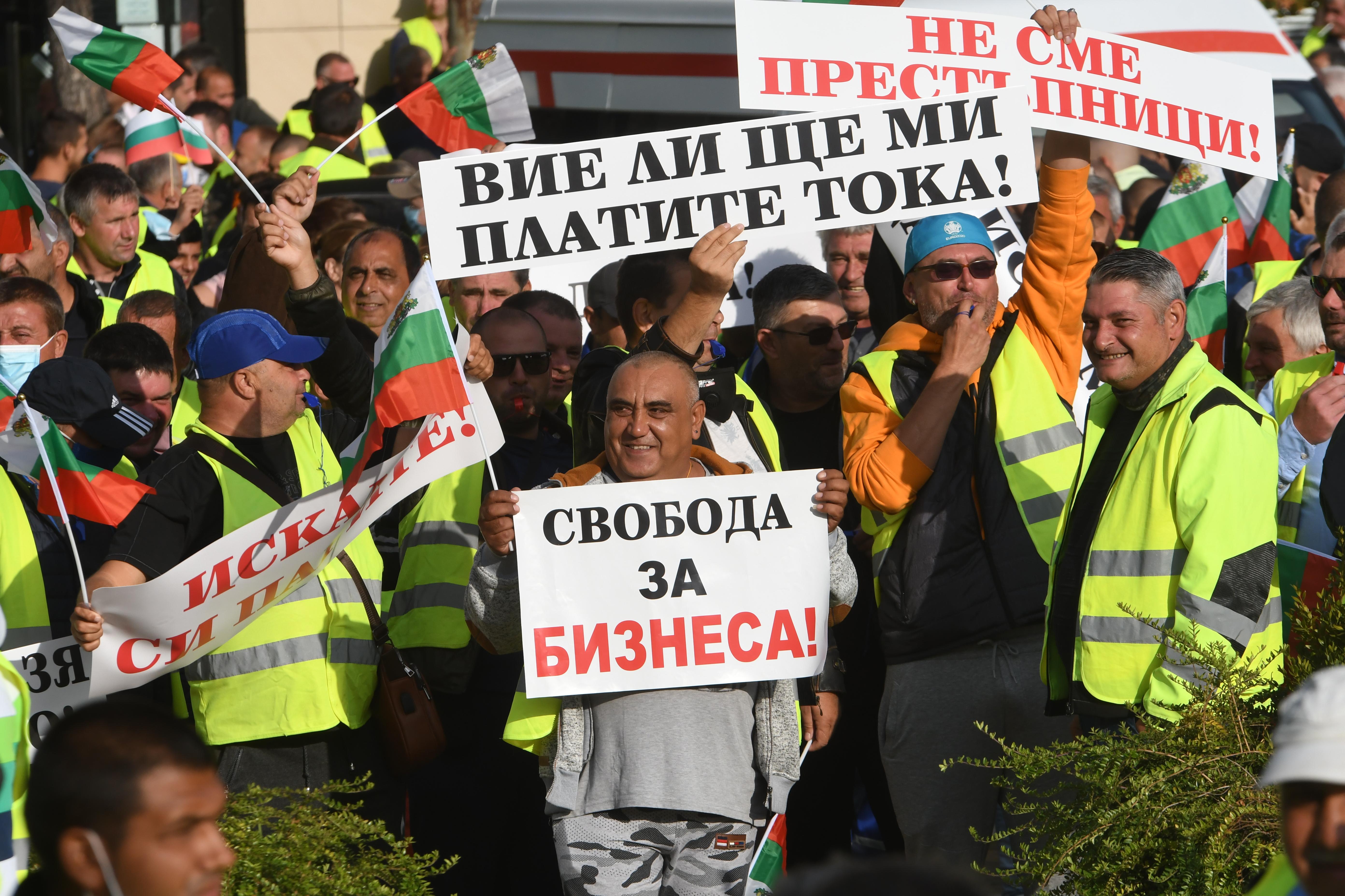 Пътни строители излязоха на протест пред Народното събрание