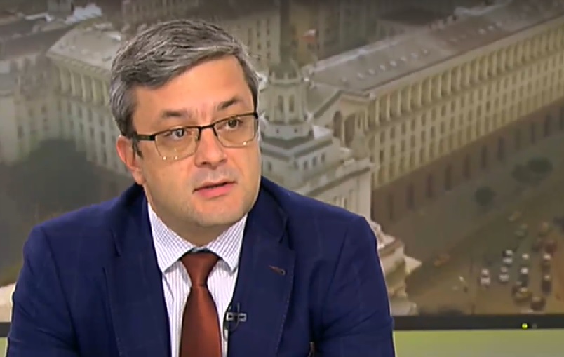 Тома Биков: Нормално е, като се търси алтернатива на Радев, да се обсъжда Петър Стоянов