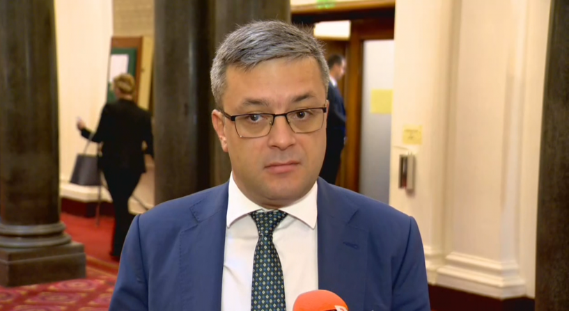 Тома Биков: Проект на Петков и Василев е опит на Радев да се освободи от партиите на протеста