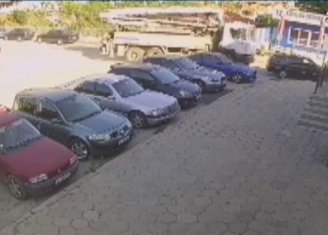 Камион се вряза в паркирани коли на метри от училище в Петрич