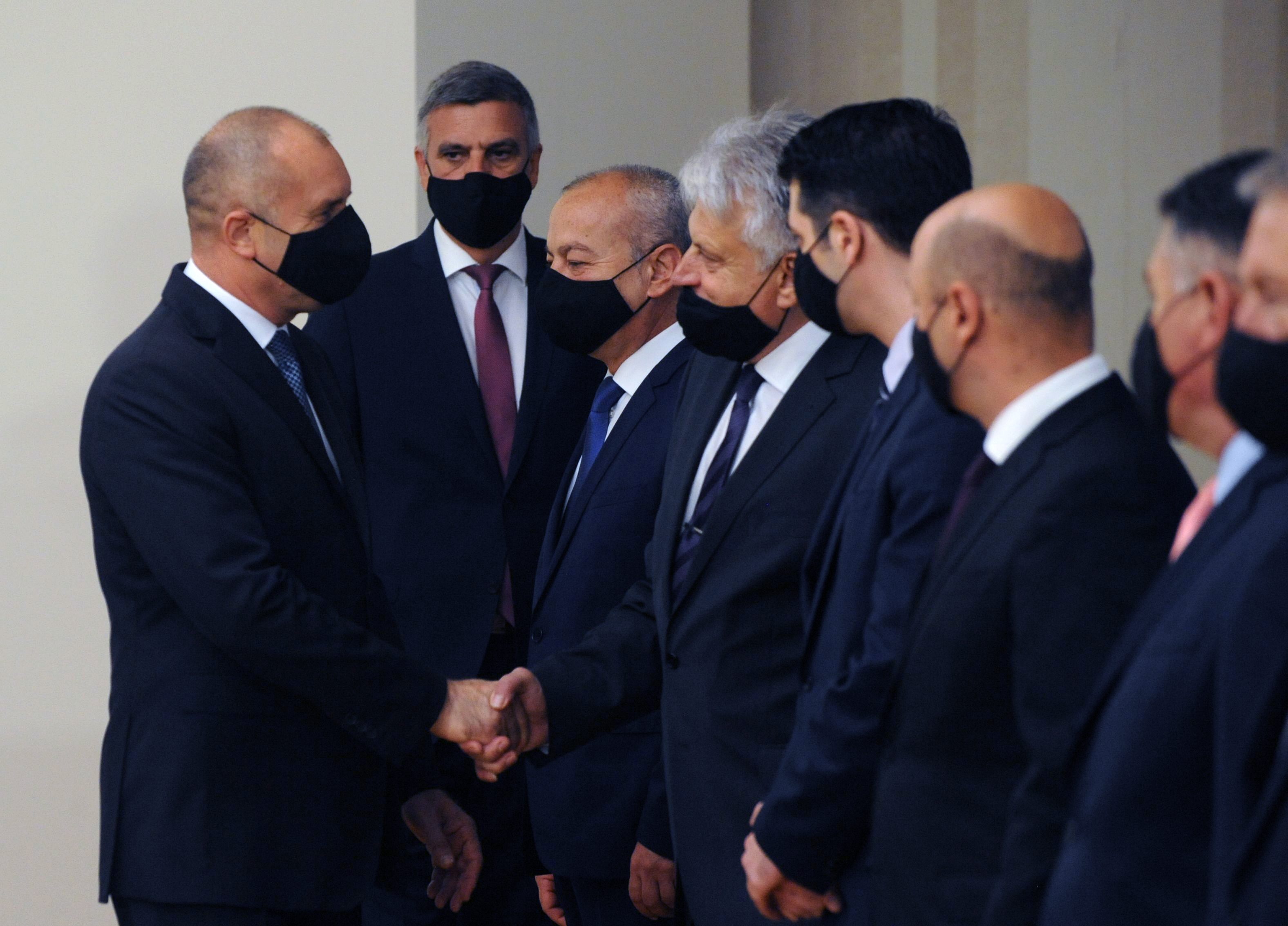 Румен Радев крие два дни указа