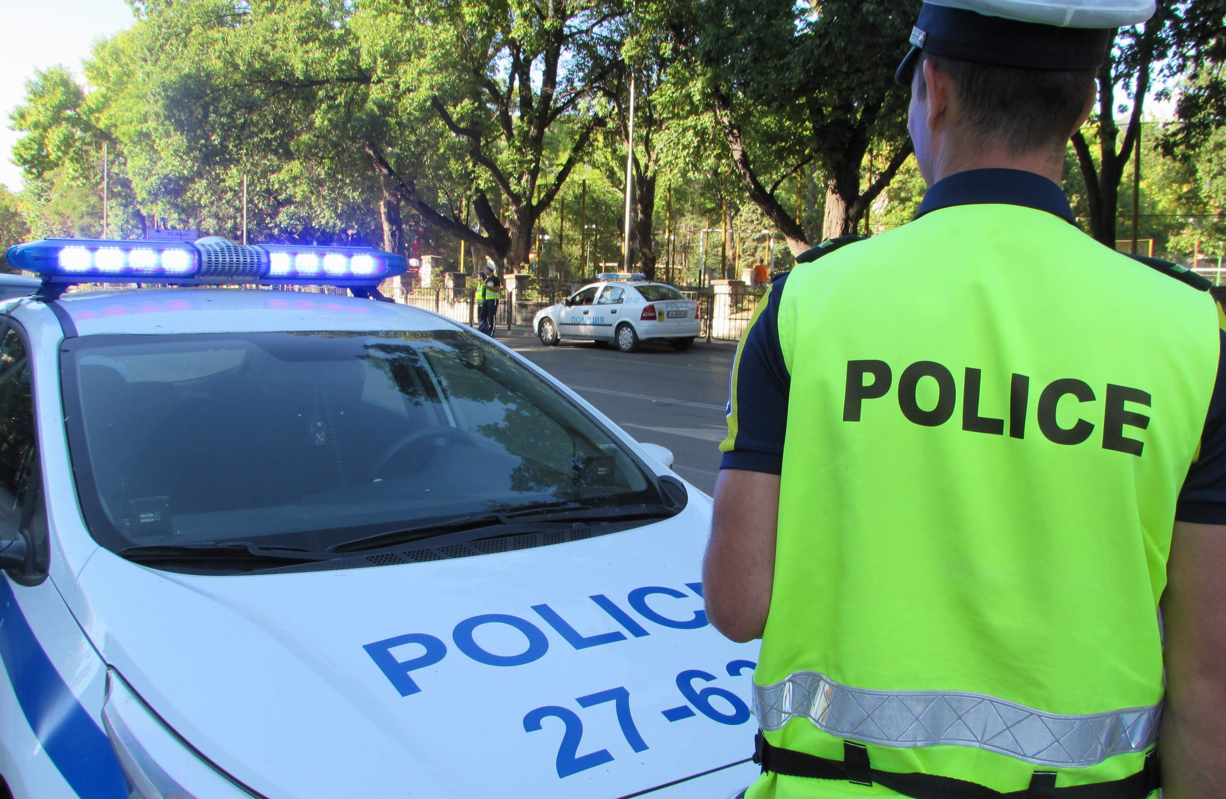 Шофьор без светлини метна 10 лева на пътни полицаи