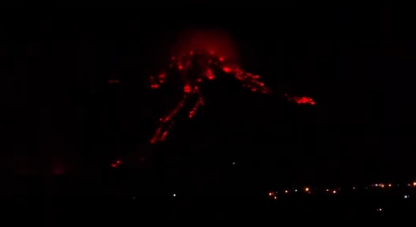 Вулкан изригва над 6 месеца в Исландия (ВИДЕО)