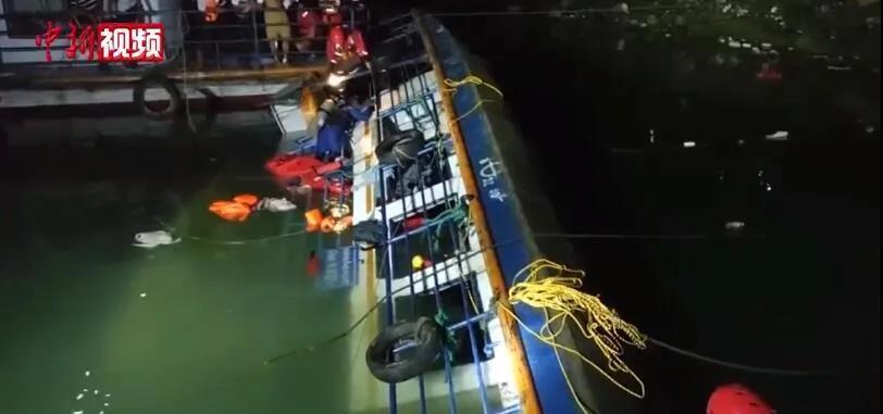 Кораб се преобърна в Китай, поне 8 души са загинали