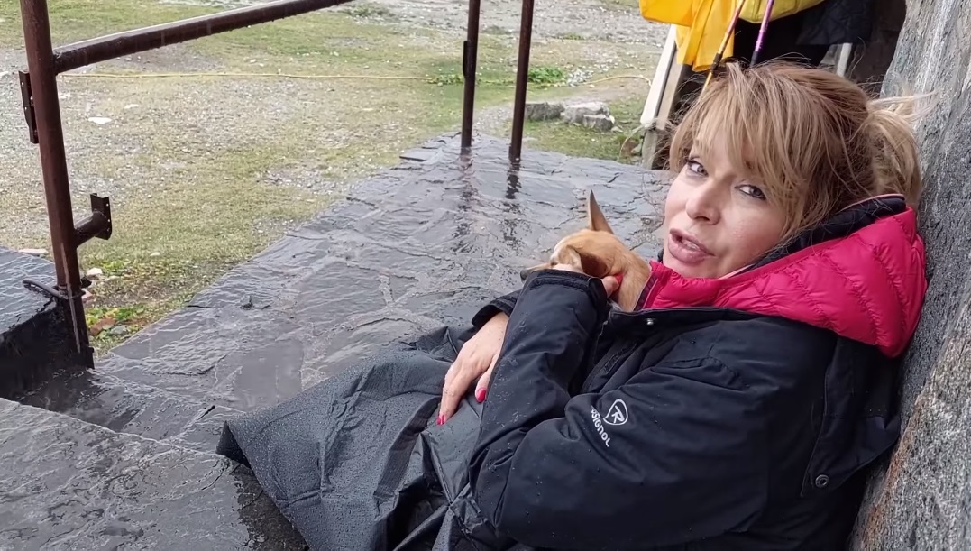 Хижари "с анцузи и златни ланци" оставили Мира Добрева навън посред буря (ВИДЕО)