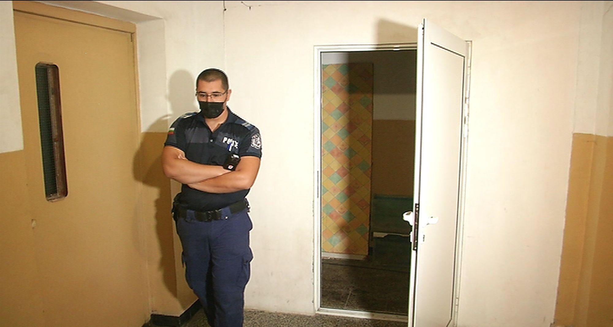 Издирват наематели на избухнало жилище