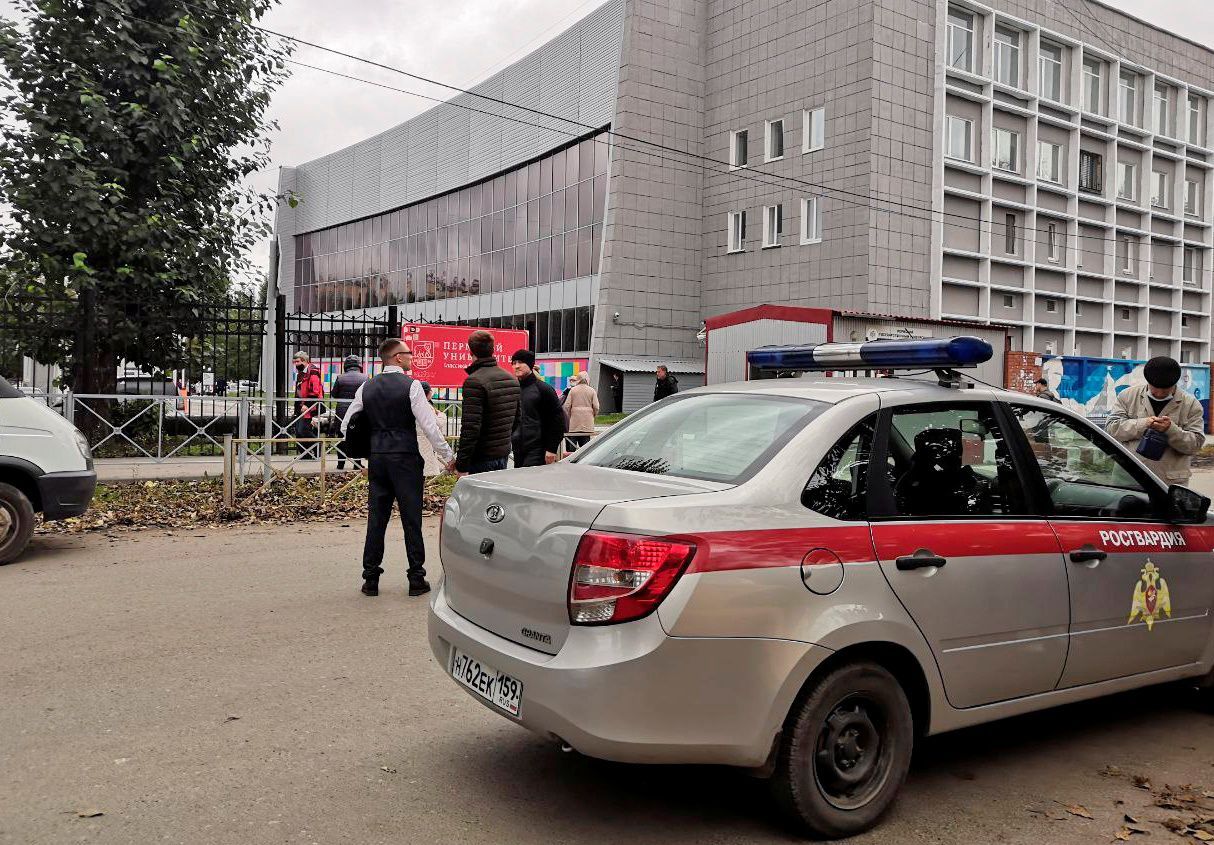 Студент застреля 6-ма в университет в Перм (обзор)