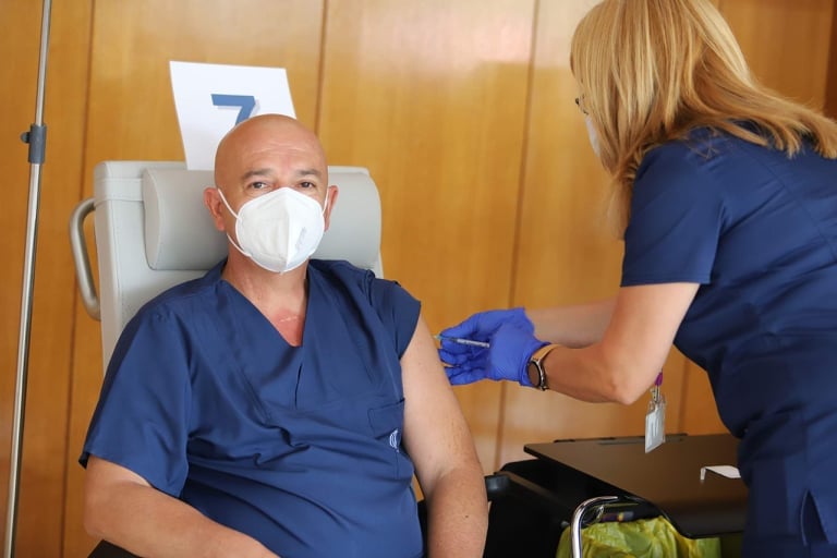 Проф. Мутафчийски и негови колеги от ВМА се ваксинираха с трета доза срещу COVID-19