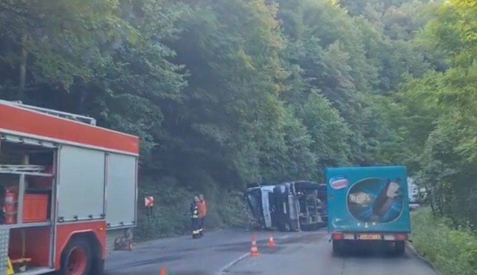 Камион се обърна между Кокаляне и Пасарел, пътят е затворен