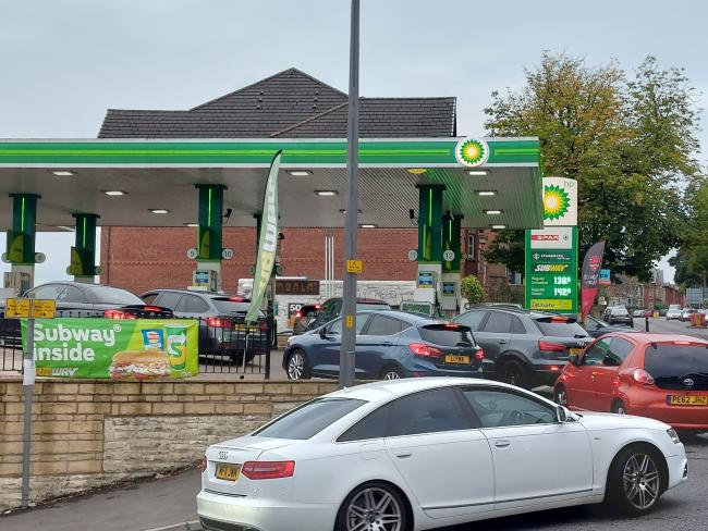 Британска верига бензиностанции въведе лимит върху продажбите на бензин