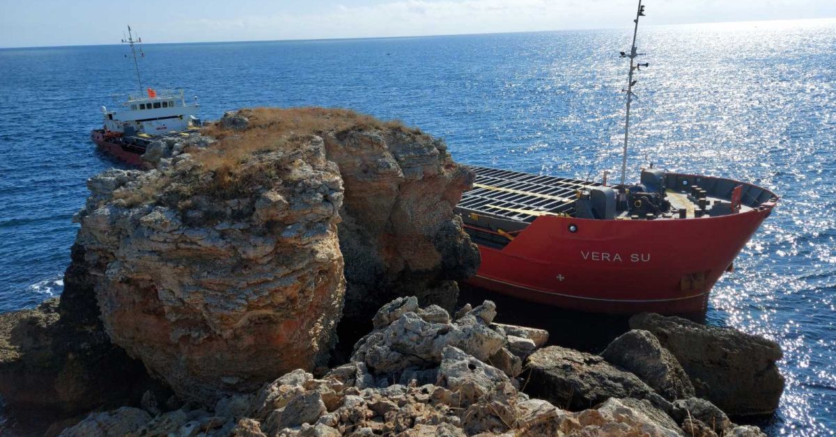 МОСВ: Няма замърсяване в морето край заседналия кораб