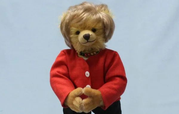 В Германия пуснаха колекционерски плюшени мечета по повод края на управлението на Меркел