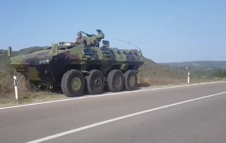 Сърбия прати военни на два километра от границата с Косово (ВИДЕО)