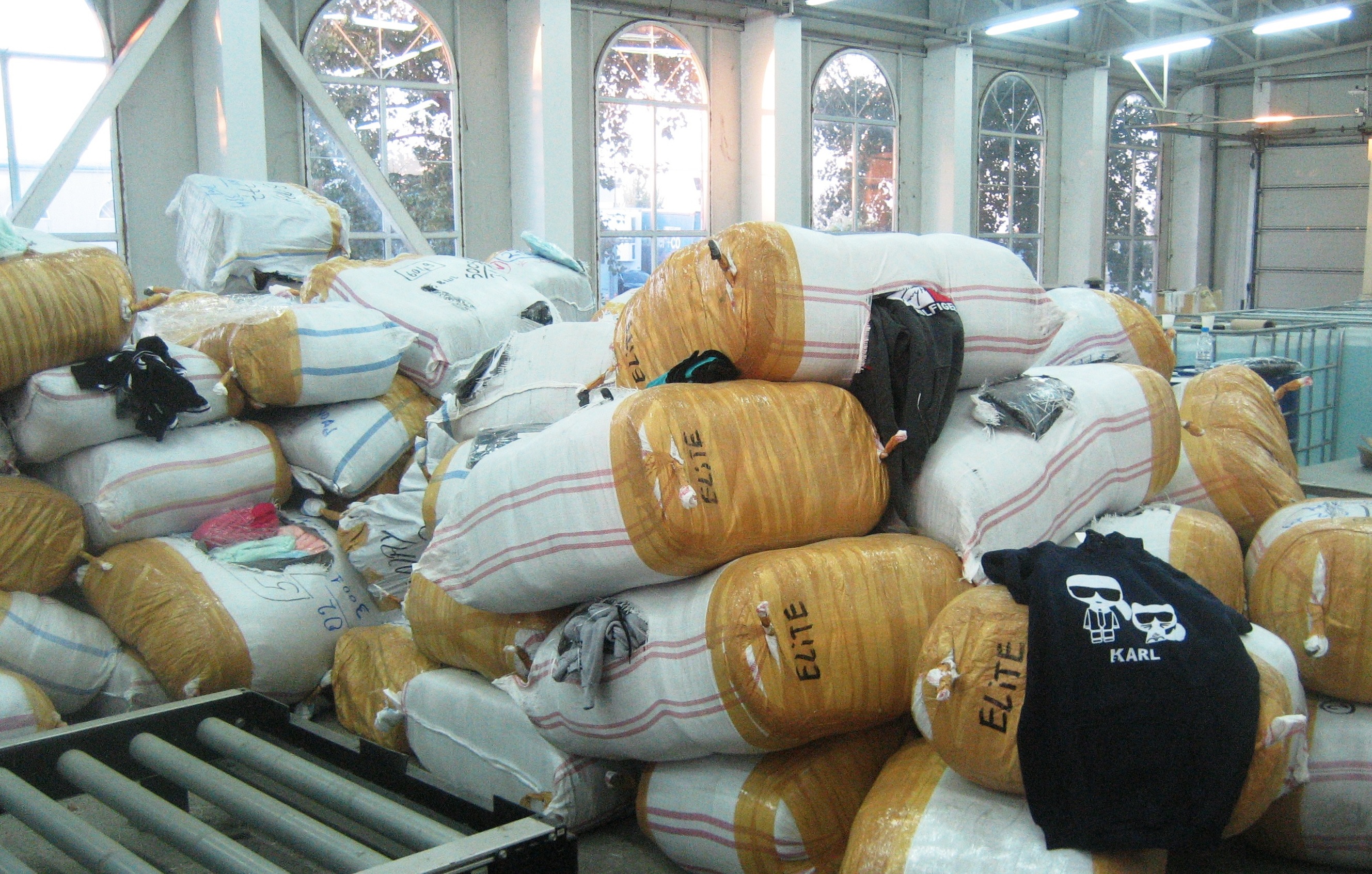 Четири тона “маркови“ дрехи задържаха на Дунав мост 2