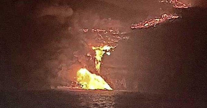 Лава от вулкана на Ла Палма достигна океана (ВИДЕО)
