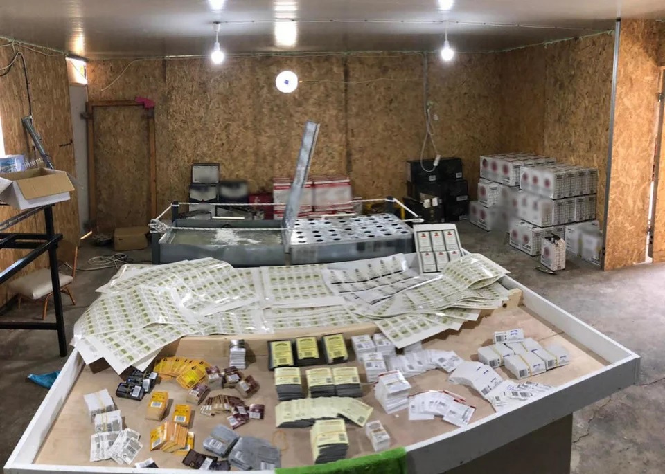 Гръцката полиция разби канал за фалшив алкохол от България