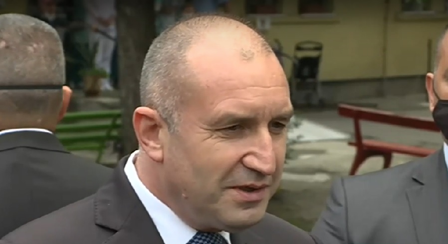 Радев: Преди 5 години Борисов се скри под полата на Цачева, а сега под тогата на ректора