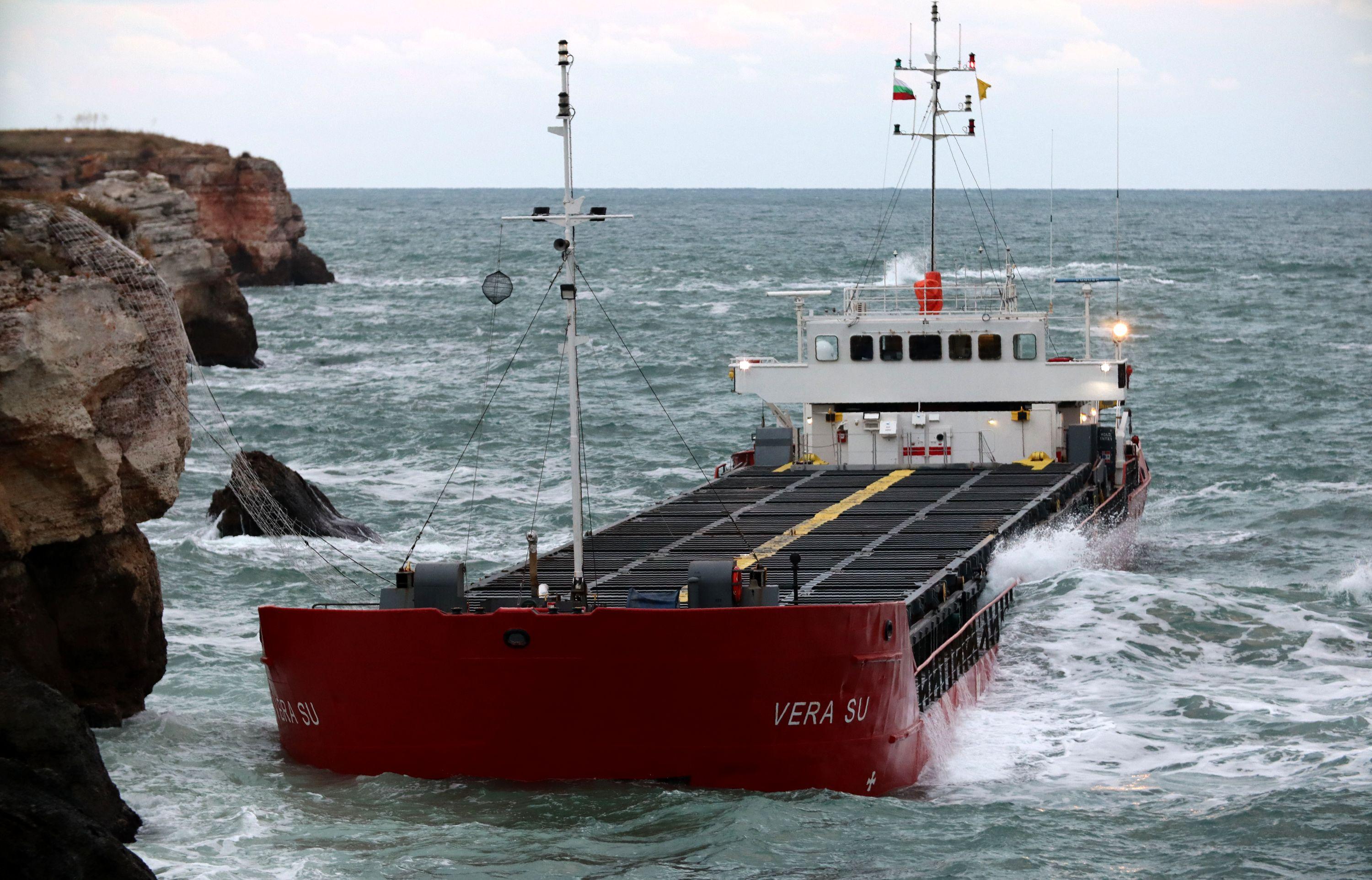Продължава източването на гориво от кораба Vera Su