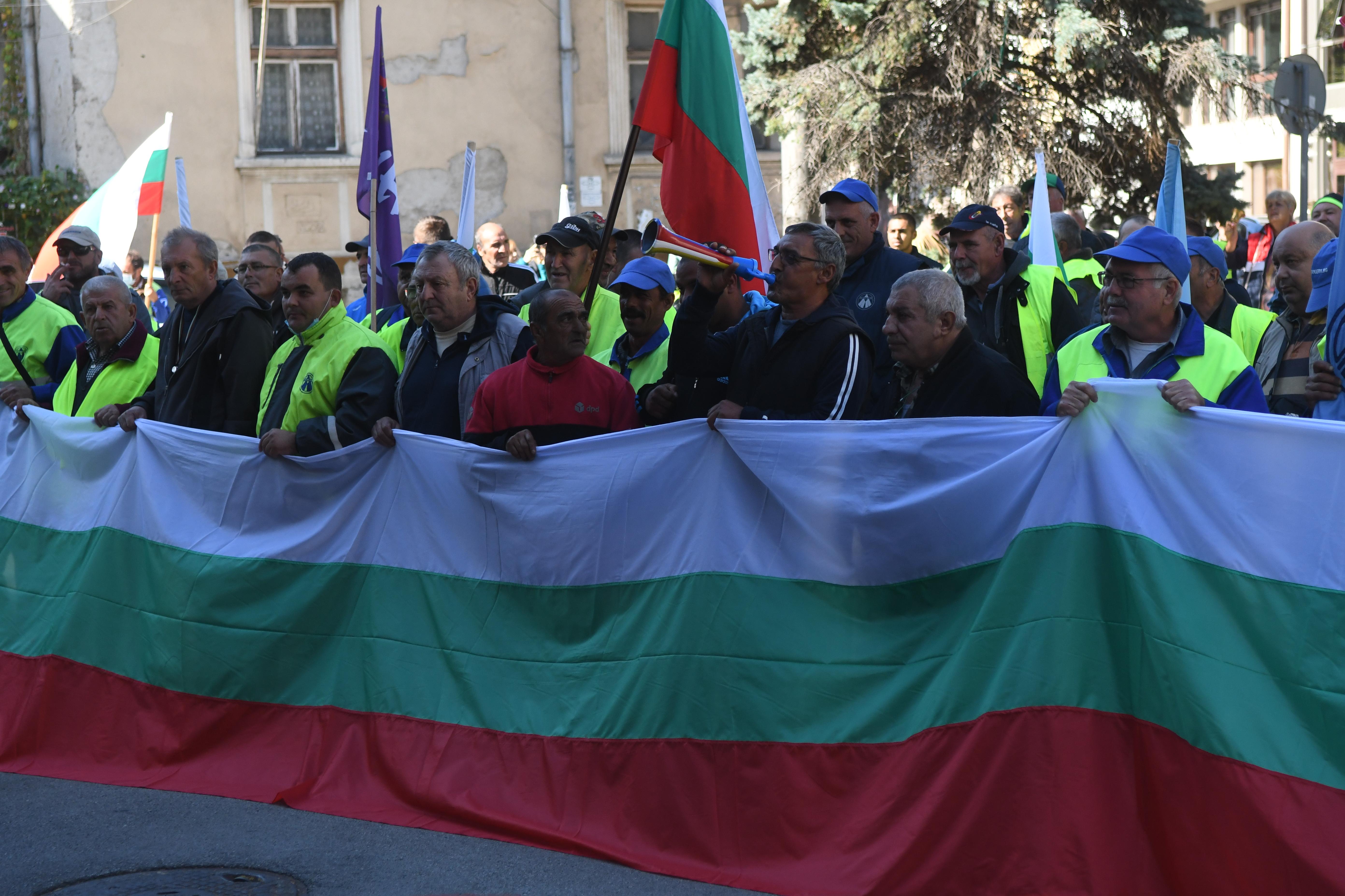 Пътни строители излязоха на протест пред МРРБ