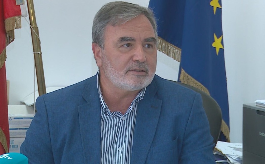 Маските за учителите и за големите ученици ще станат задължителни