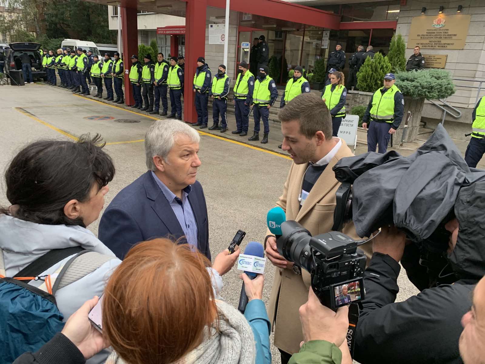 МРРБ: Невъзможно е 1 млрд. лв. да бъдат платени на пътностроителните фирми тази година