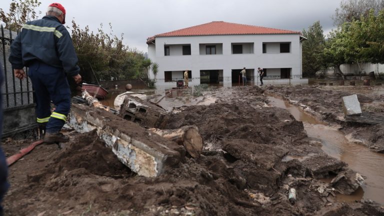 Над 200 къщи за наводнени на остров Евбея след порой (ВИДЕО)