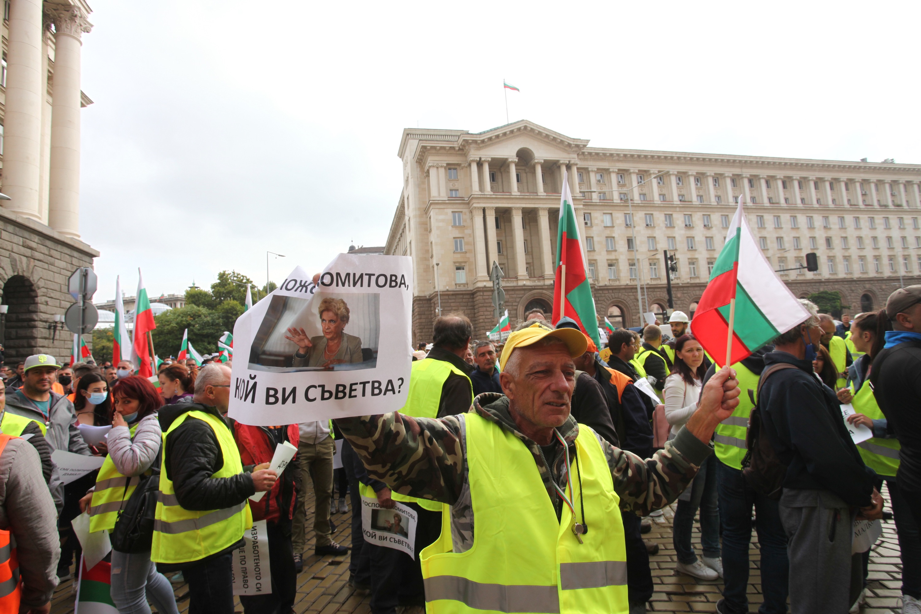 Протестът на пътните строители в София продължава утре