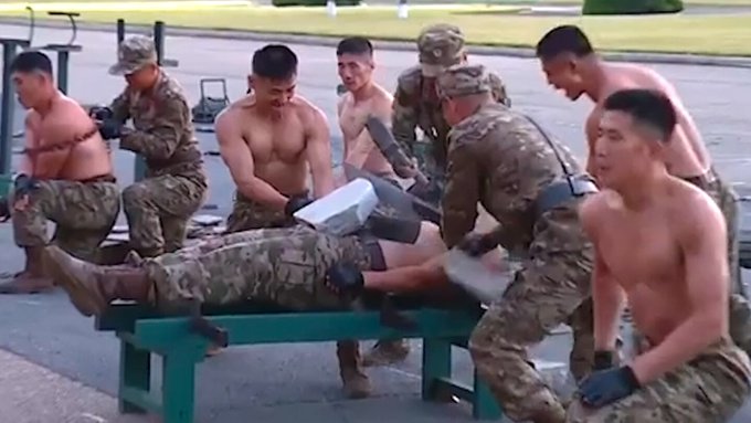 Севернокорейски войници разбиват тухли и лежат върху пирони пред очите на Ким Чен Ун (ВИДЕО)