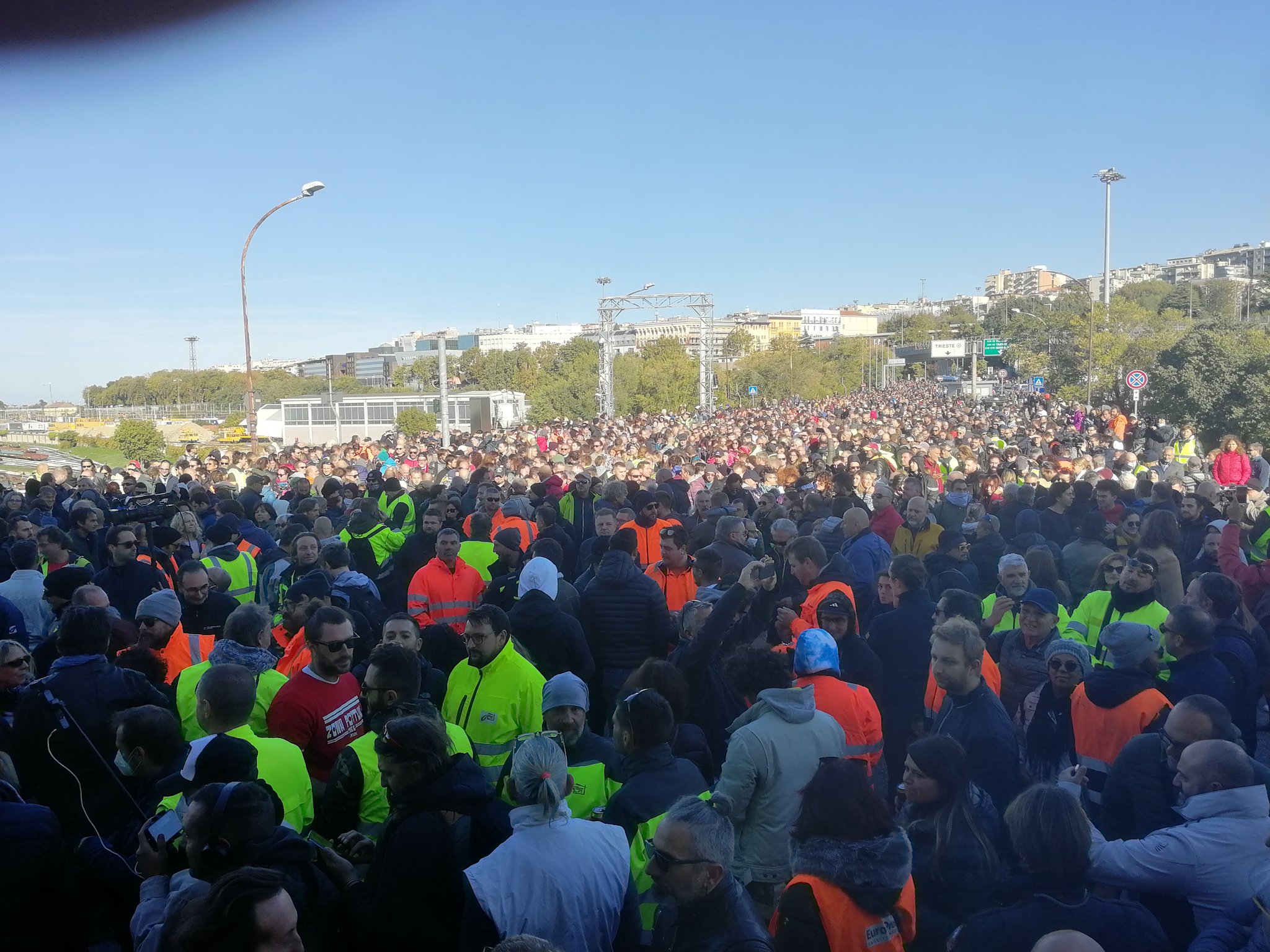 Протести в Италия заради въвеждането на задължителен ковид сертификат