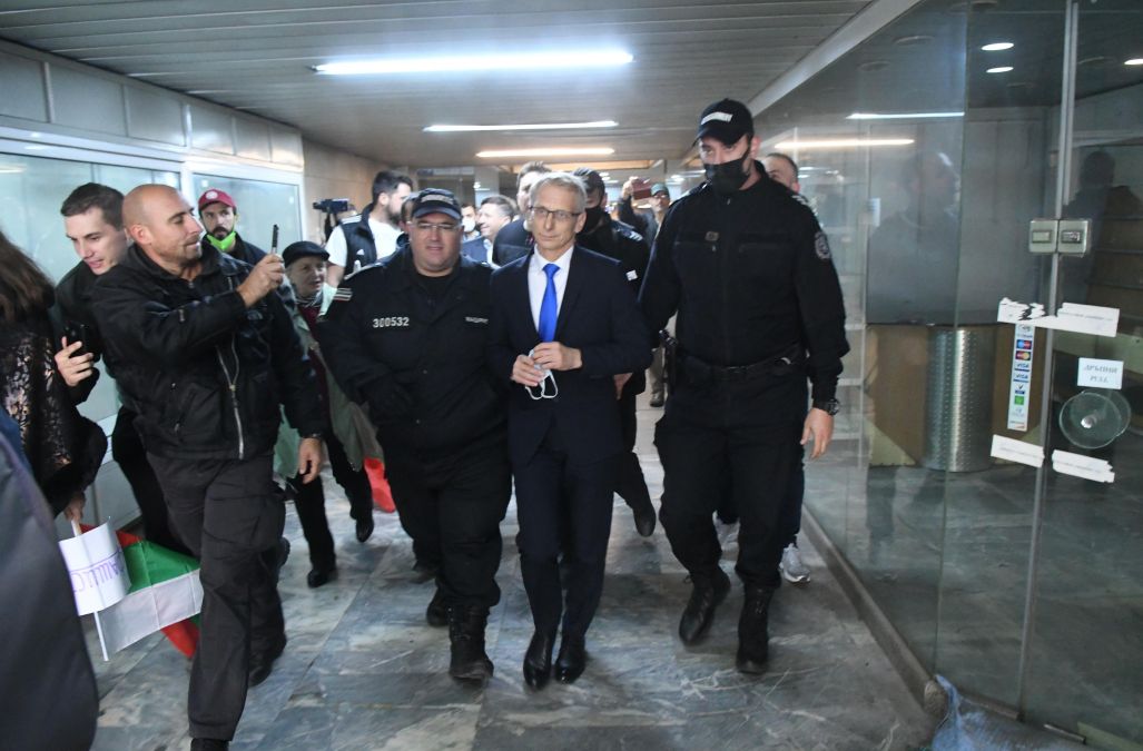 МОН след нападението срещу Денков: Той няма наранявания и е в отлична форма