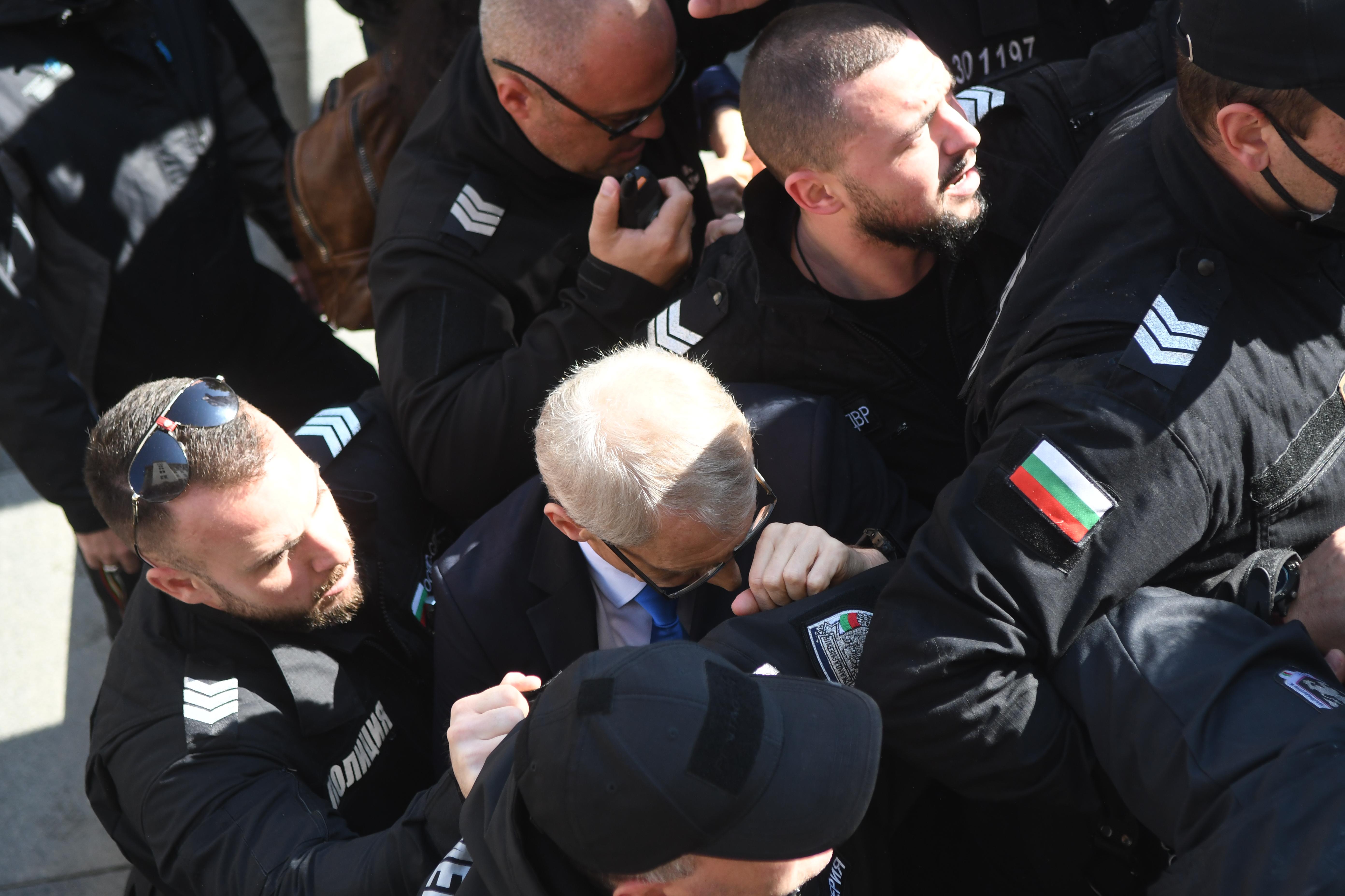 Има задържан за нападението над Николай Денков