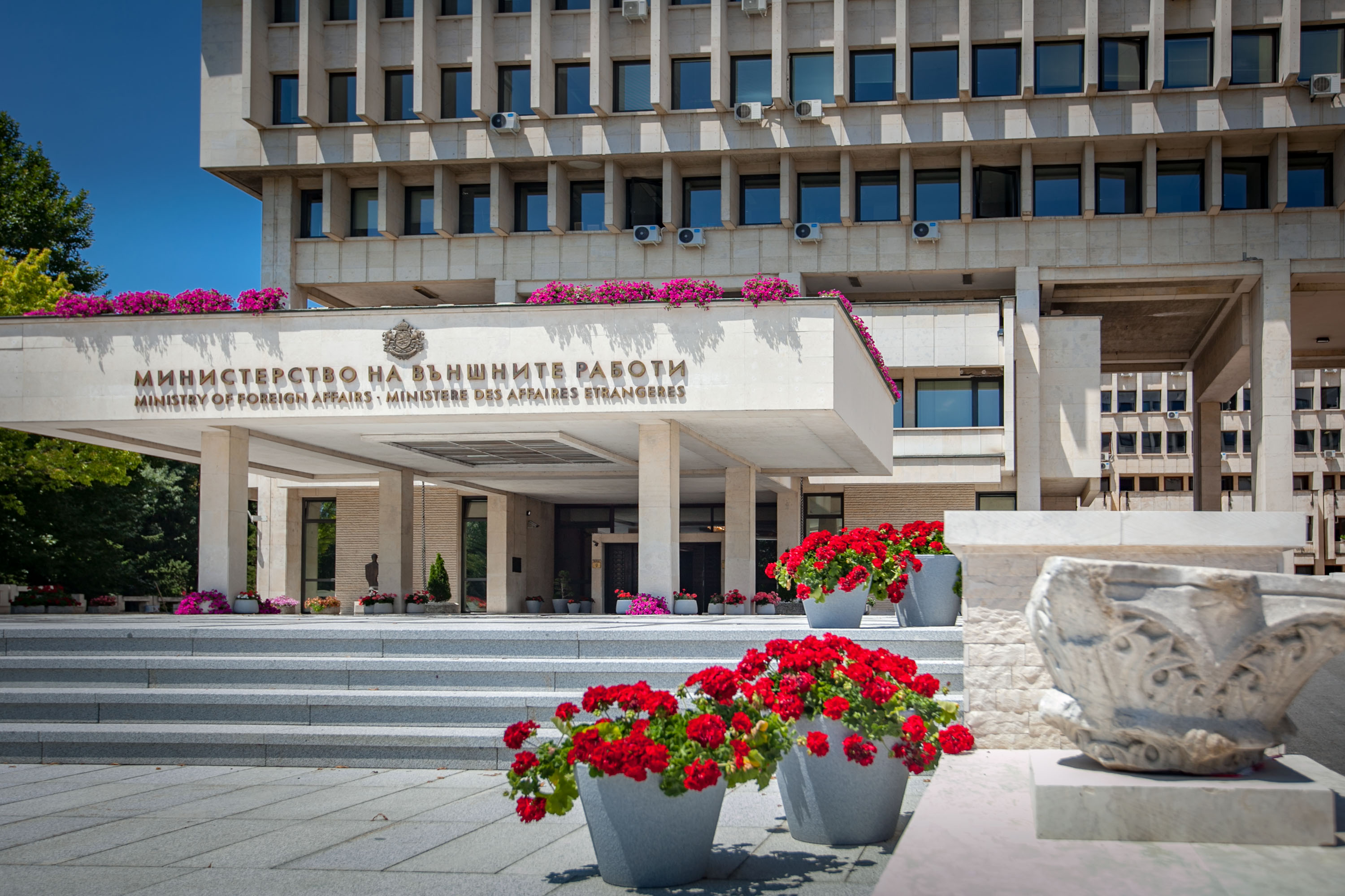 МВнР: Ваксинираните ще могат да влизат в Англия с антигенен вместо с PCR тест